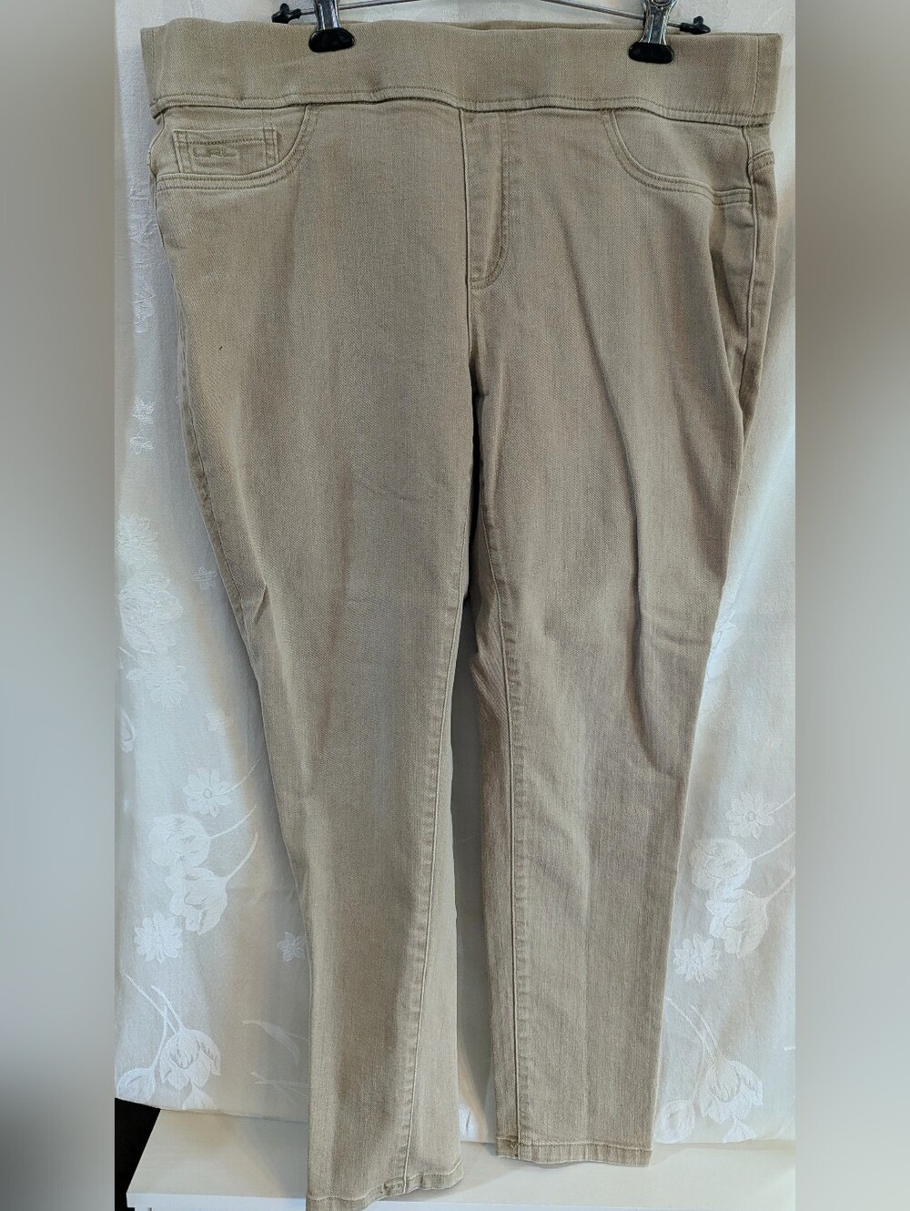 Women's Slim Straight Jeans in Taupe